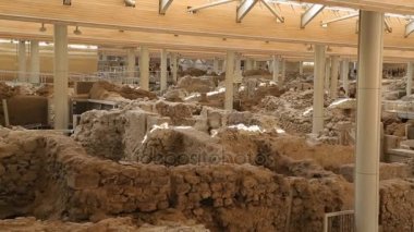 Eski evler Santorini Akrotiri yerleşim içinde volkanik kül üzerinden kazılan