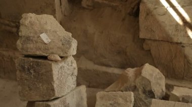 Çeşitli Etiketler, kayalar üzerinde kazı, yalan ile işaretlenmiş kazı öğeler sıra