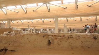 Yürüyüş yolları, Akrotiri, Yunanistan antik yerleşim kalıntıları ile ilgilenen turist