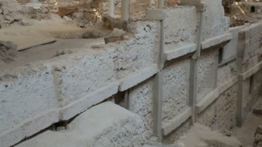 Akrotiri, Santorini evlerde kalıntıları korunmuş antik köyünün kazı