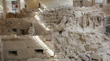 Akrotiri yerleşim altında devam eden kazı volkanik kül panorama serisinden