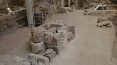 Kazı sitesi, Akrotiri yerleşim kalıntıları tozlu yere ayak sesleri