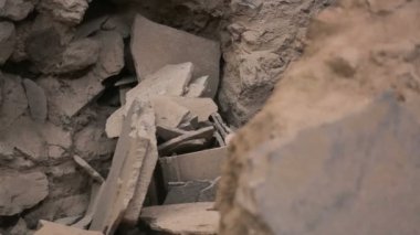 Kırık beton parçaları, taş yığını içinde deprem sonra yalan ile bina yok
