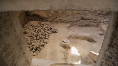 Eski evde pencere, pencere tavanda ayakta kil lavabo ile gösterilen Oda