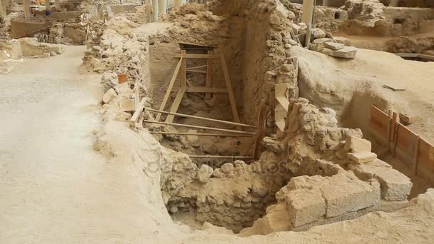 Site d'excavation de bâtiments anciens dans la vieille ville d'Akrotiri sur Santorin Grèce — Video