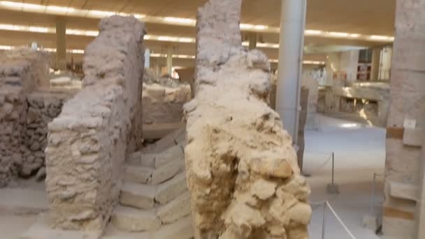Ruins of house in Akrotiri on Santorini excavated from volcanic ashes, panorama — Stock Video