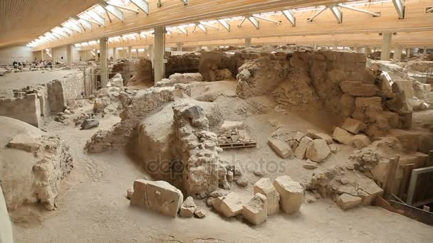 Ruïnes van de oude nederzetting op behoud site van Akrotiri dorp in Griekenland — Stockvideo