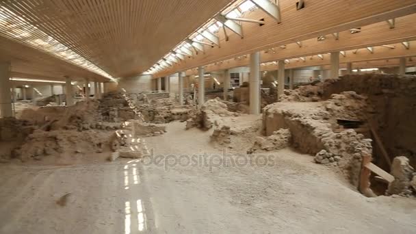 Überreste von Siedlungsbauten auf einer Ausgrabungsstätte in Akrotiri auf Santorin — Stockvideo