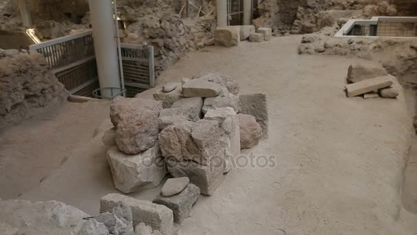 Überreste einer Akrotiri-Siedlung innerhalb der Ausgrabungsstätte, Spuren auf staubigem Boden — Stockvideo