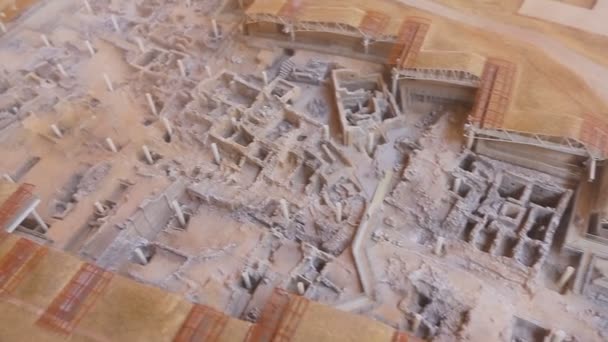 Small model of excavated Akrotiri settlement put into glass showcase, sequence — Stock Video