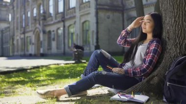 Gözleri kapalı, stresli bir gün, sükunet ağacın altında kadın rahatlatıcı karışık