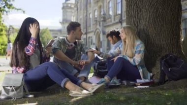 Kız çocuklar kol, dostluk ve flört dokunmadan ağacın altında oturup sınıf