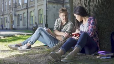 Akçaağaç sarı saç, ona yakın ağacın altında oturup dışarı alarak adam