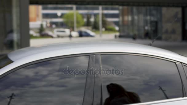 Mujer bonita comprando un vehículo, sosteniendo las llaves y sonriendo a la cámara. Alquiler de coches — Vídeos de Stock