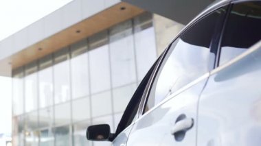 Otomobil dışarı almak ve ofise yürüme çekici işadamı