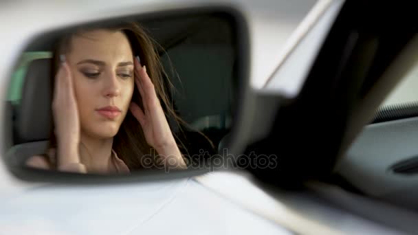 Schöne Frau im Auto sitzend, unter schrecklichen Kopfschmerzen leidend, unglücklich — Stockvideo