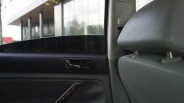 Otomobil getting başarılı iş kadını. Ulaşım. Sürücü