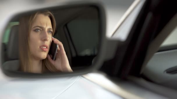 Mladý smutný ženské sedící na sedadle řidiče a mluví s přítelem, break-up — Stock video