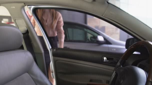 Avocate confiante monter dans l'automobile, chauffeur professionnel, transport — Video