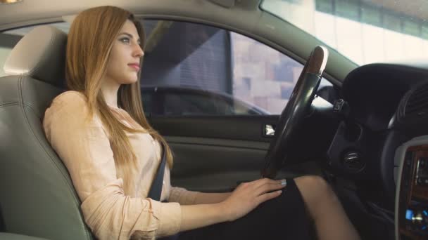 Zufrieden lächelnde Frau sitzt im Auto und zeigt Schlüssel in die Kamera, Glück — Stockvideo