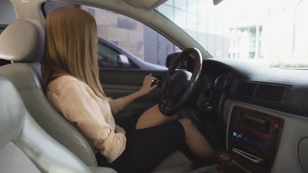 いい女、車から降りてカメラに緑のビジネス カードを見せているテンプレート — ストック動画