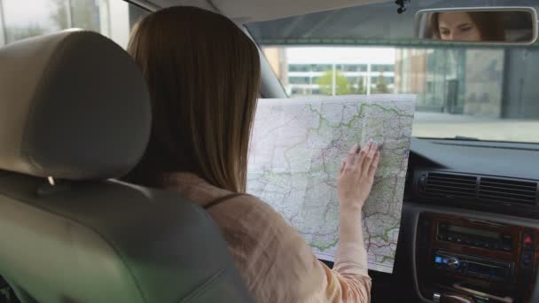 Mujer de negocios sentada en coche y mirando en el mapa. Viaje de negocios. Transportes — Vídeos de Stock