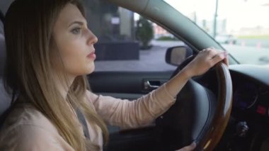 Güzel iş kadını Otomobil Şehir, ulaşım, trafik sürüş
