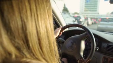 Bir trafik sıkışıklığı esmer kadın ayakta. Kadın sürüş otomobil. Taşıma