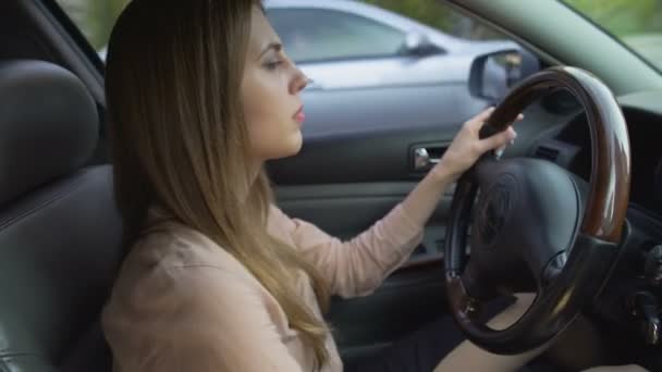 Erfolgreiche Geschäftsfrau, die Auto fährt und zur Konferenz eilt. Verkehr — Stockvideo
