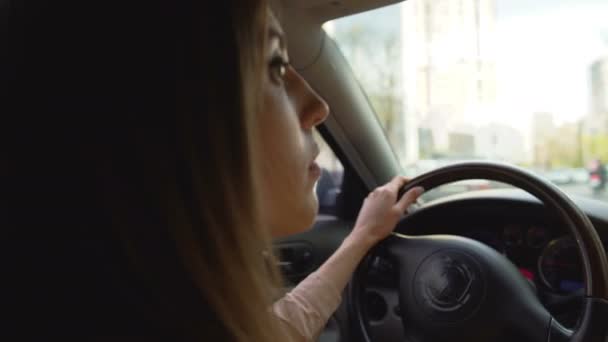 Νεαρή γυναίκα οδήγηση σπίτι μετά από σκληρή ημέρα εργασίας. Μεταφορά. Αυτοκινητοβιομηχανία — Αρχείο Βίντεο