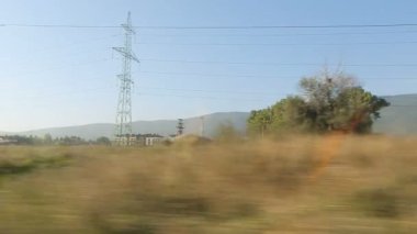 Tren gidiyor son toprakları ve Binalar, dağ manzarası ve şehir, ayak, çelme takmak