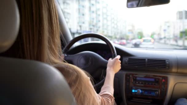 Ładna kobieta jazdy samochodów w centrum miasta, transport — Wideo stockowe