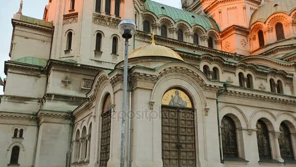 Architectuur van Alexander Nevsky Cathedral in Sofia Bulgaria getoond van hoeken — Stockvideo