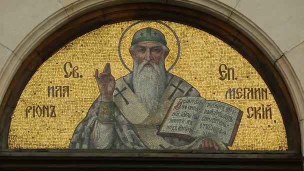 ソフィア, ブルガリア - 2014 年 9 月頃: 市内観光。ソフィアのアレクサンドル ・ ネフスキー大聖堂、宗教の聖イラリオンのモザイク肖像画 — ストック動画