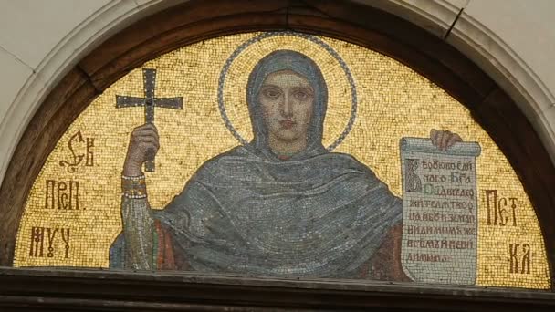 SOFIA, BULGARIA - CIRCA SEPTIEMBRE 2014: Turismo en la ciudad. Parascheva de los Balcanes mosaico en la Catedral Alexander Nevsky en Sofía, santo — Vídeo de stock