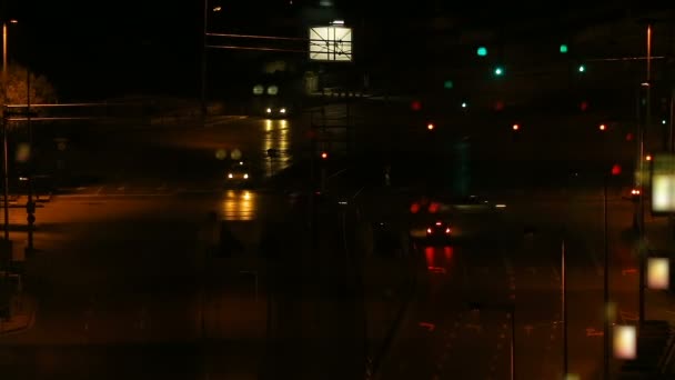 Coches que se detienen en la encrucijada y se mueven en la gran ciudad, vista nocturna, lapso de tiempo — Vídeo de stock