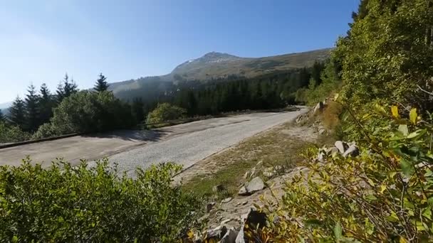 Leere Straße, die in den Bergen verläuft, felsbedeckte Bergspitze, Natur, Reihenfolge — Stockvideo