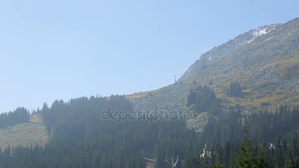 Bosque y montaña rocosa con teleféricos, estación de esquí en verano — Vídeos de Stock