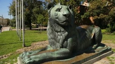 Büyük şehir, hayvanlar, sembolizm tasviri sokakta yalancı aslan heykeli