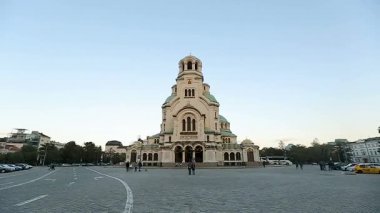 Sofia, Bulgaristan - Eylül 2014 yaklaşık: Gezi şehrin. Alexander Nevsky katedral kilise ön cephe Sofya, Bulgaristan, Simgesel Yapı içinde