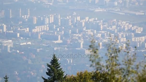Cidade grande situada no fundo da montanha, paisagem urbana nebulosa do topo da montanha, poluída — Vídeo de Stock
