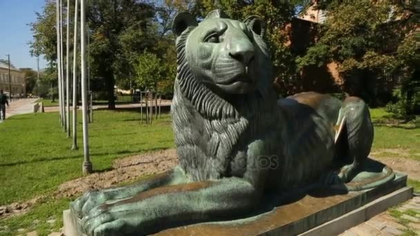 Велика статуя лежачого лева на вулиці в місті, зображення тварин, символізм — стокове відео