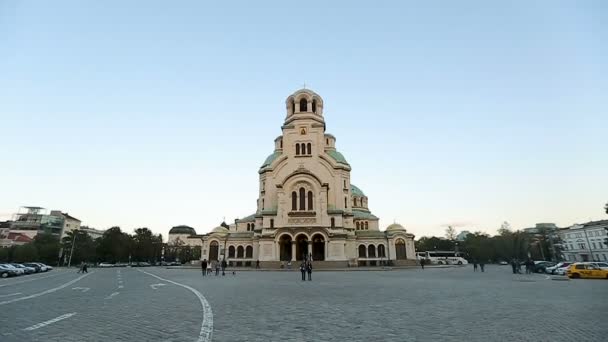 SOFIA, BULGÁRIA - CIRCA SETEMBRO 2014: Passeios turísticos na cidade. Frente fachada da Igreja Catedral Alexander Nevsky em Sófia, Bulgária, marco — Vídeo de Stock