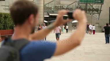 Bilbao, İspanya - yaklaşık Ağustos 2014: Gezi şehrin. Bilbao, seyahat Müzesi önünde smartphone ile video alarak turizm