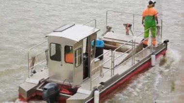 Kendinden tahrikli mavna nehirden aşağı gidiş işçi ve çöp kutusu onboard taşıyan