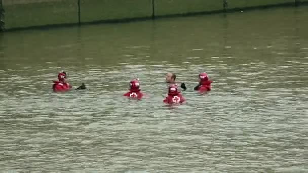 Bilbao, İspanya - yaklaşık Ağustos 2014: Gezi şehrin. Kurtarma ekibi kırmızı ceket, su için eğitim hazır alma Yüzme kask içinde — Stok video