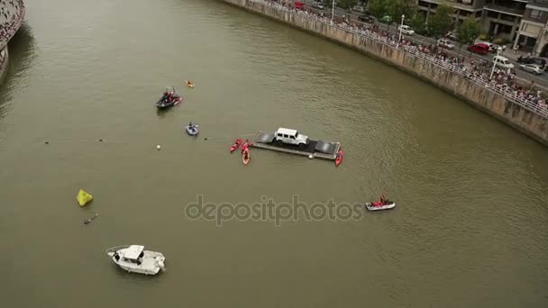 モダンな建物のグッゲンハイム美術館、混雑した川岸、橋から空撮 — ストック動画