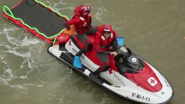 Bilbao, Hiszpania - Circa Sierpień 2014: Zwiedzanie miasta. Ratownicy siedzi na motocyklu wody z noszami wody tyle, pierwsza pomoc — Wideo stockowe