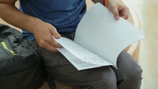 Gospodarz programu tv, czytanie skryptu przed wykonaniem zdjęcia, student przygotowuje się do egzaminu — Wideo stockowe