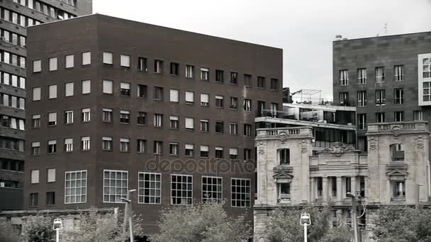 Antigo edifício histórico rodeado por arquitetura industrial, preto-e-branco — Vídeo de Stock